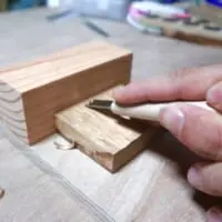 彫刻刀でパーツを削り出す（Mokoya craftさん提供）