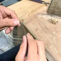 ピンセットでパーツをひとつずつ接着（Mokoya craftさん提供）