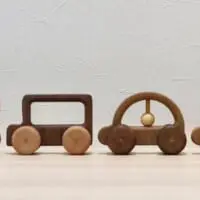 木材の色の違いが楽しめる車（Mokoya craftさん提供）