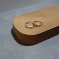 一枚板から削り出されたトレイ（Mokoya craftさん提供）