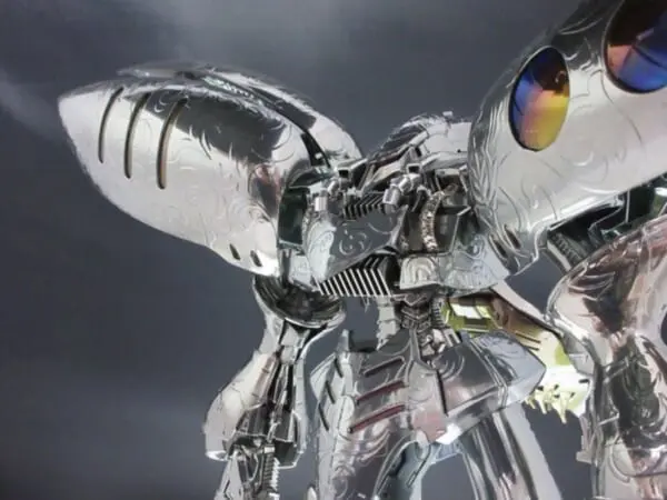 まるで金属甲冑！ピカピカに輝くガンプラ作品に思わず見惚れてしまう