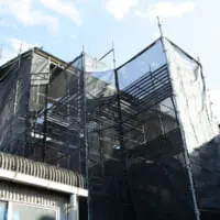 素屋根が組まれた現在の東の蔵