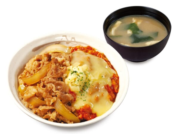 松屋がイタリアンな牛めしを開発　「チーズボロネーゼコンボ牛めし」発売
