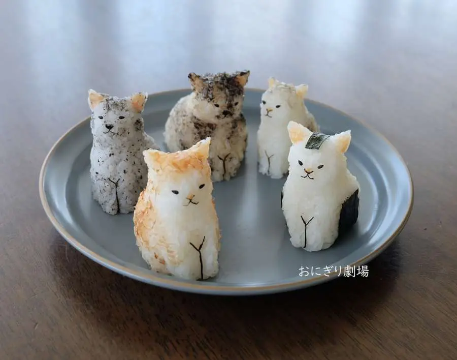 かわいすぎて食べられない！個性あふれるおにぎり猫たちの集会