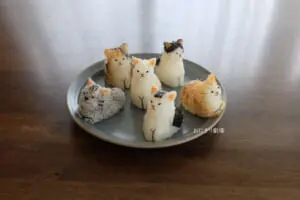 かわいすぎて食べられない！個性あふれるおにぎり猫たちの集会