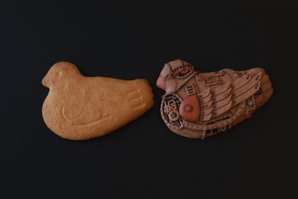 鳩サブレーがスチームパンク風に！？お菓子作家がアイシングで大胆アレンジ