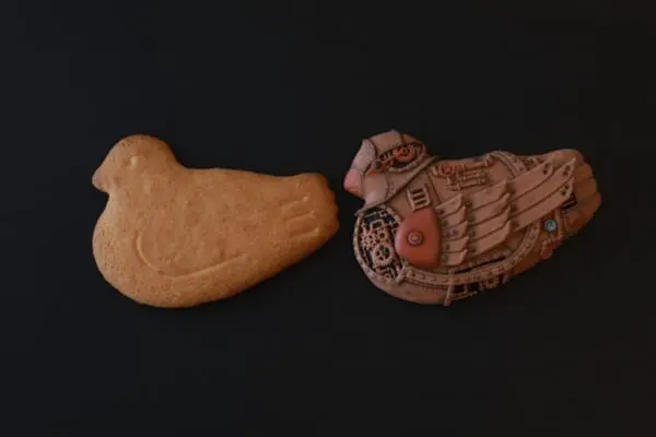 鳩サブレーがスチームパンク風に！？お菓子作家がアイシングで大胆アレンジ