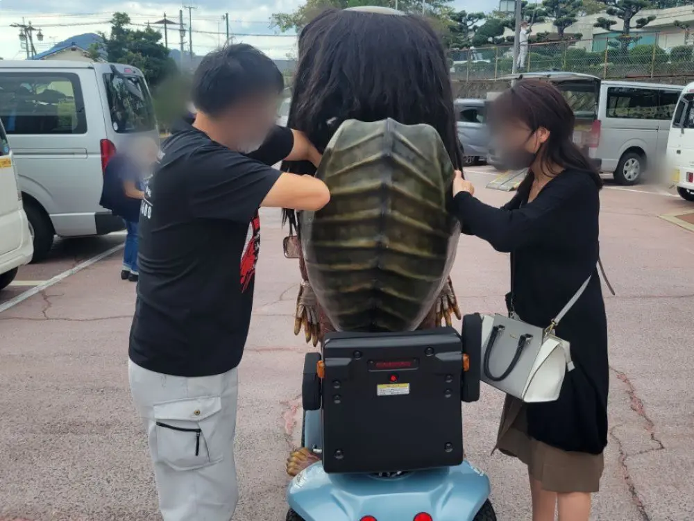 甲羅が邪魔になったため、職員による取り外しの儀。
