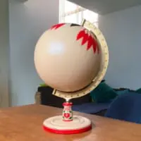 同じ球体つながりで地球儀がこけしに。