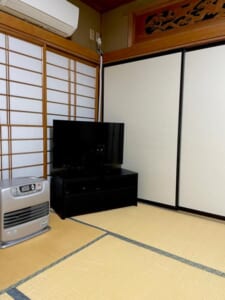 部屋のテレビに溶け込むクロちゃん（マクーさん提供）