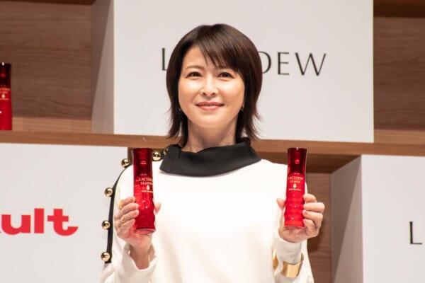 ヤクルトのスキンケア化粧品「ラクトデュウ」発表会に登壇した森高千里さん