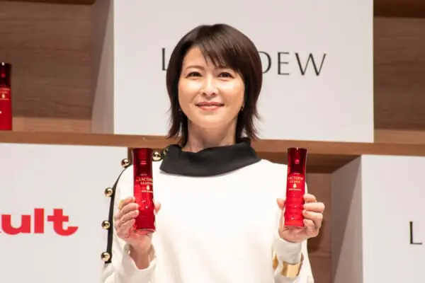 ヤクルトのスキンケア化粧品「ラクトデュウ」発表会に登壇した森高千里さん