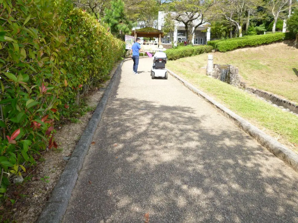 まずは公園の坂を登ります。