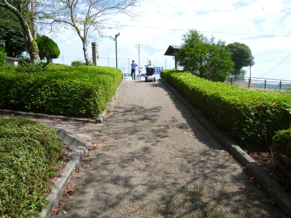 グラウンドに通じる道へ。