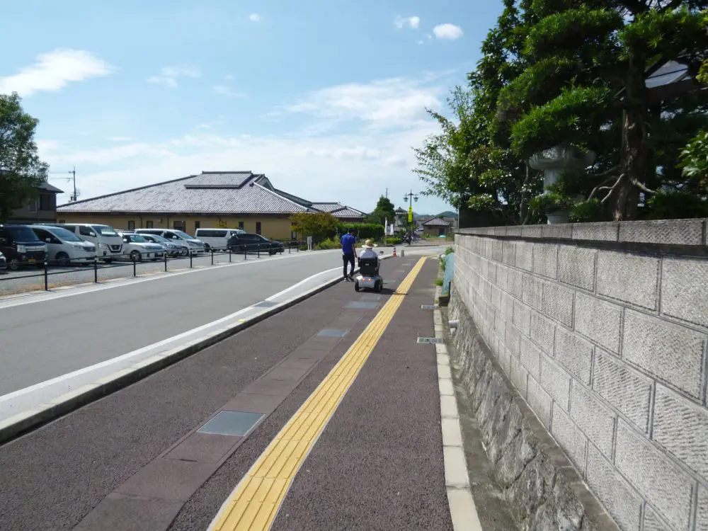 もちむぎのやかたを横切ります。