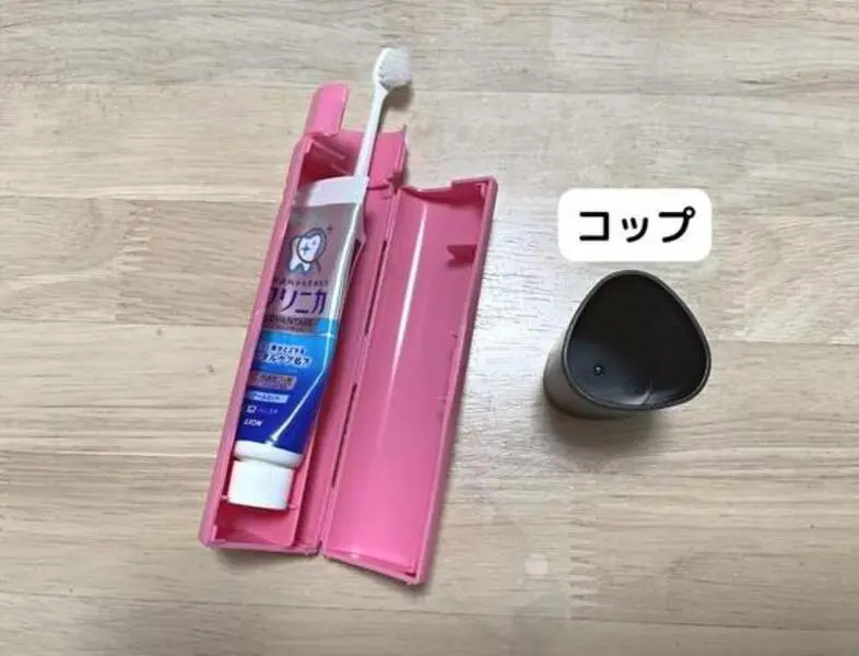 コップと歯ブラシ