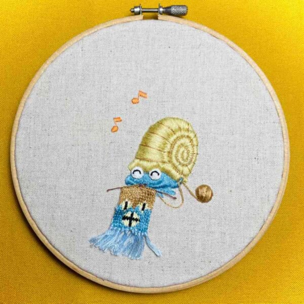 編み物好きなオムナイトの刺繍　ニコニコでマフラーを編む姿にほっこり