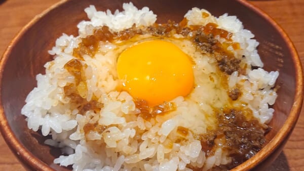 ハンバーグソースの甘みが際立つびっくりドンキーの卵かけご飯に舌鼓