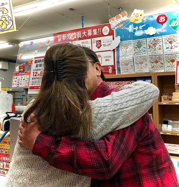 京都・滋賀の精肉店やまむらやで「夫婦チュー割」3年ぶり開催　王子様抱っこ＆唇にキスでステーキ肉が90％オフ