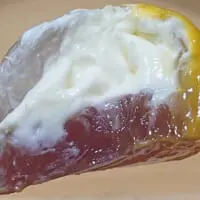 パッションフルーツソースの酸味が水まんじゅうの甘味と見事にマッチ