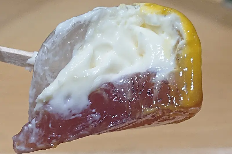 パッションフルーツソースの酸味が水まんじゅうの甘味と見事にマッチ
