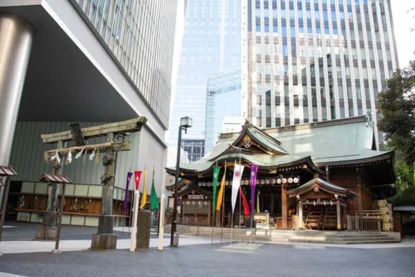 高層ビルの谷間にある虎ノ門金刀比羅宮
