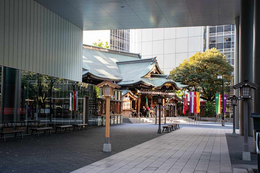 表参道がビルの真下を通る日本唯一の構造