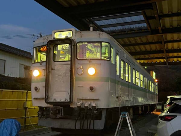 長野県千曲市の「万葉超音波温泉」で保存されるクハ115-1106（利根川智史さん提供）