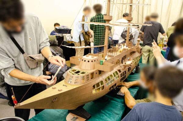 1／24スケール「バラクーダ号」を見つめる来場者
