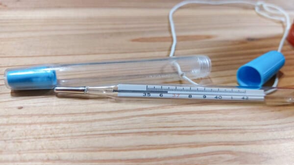 根強い愛用者もいるしうぎん体温計（道本和生さん提供）