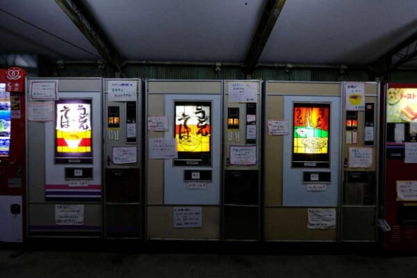 群馬県みどり市「丸美屋」にあるレトロめん類自販機（魚谷祐介さん提供）