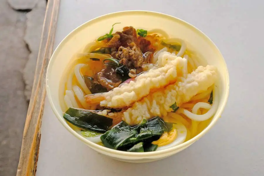 島根県益田市「後藤商店」のめん類自販機で提供されるうどん（魚谷祐介さん提供）