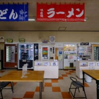 島根県出雲市「コインレストラン コウラン」に並ぶレトロ自販機（魚谷祐介さん提供）