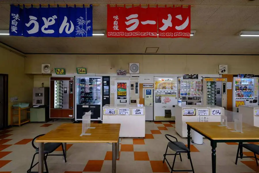 島根県出雲市「コインレストラン コウラン」に並ぶレトロ自販機（魚谷祐介さん提供）