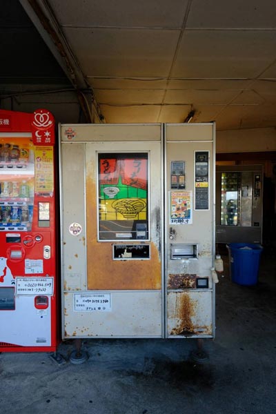 レトロ自販機の神・田中さんが経営する島根県益田市の「オアシス」にあるめん類自販機（魚谷祐介さん提供）