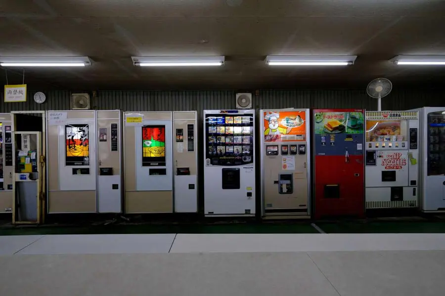 群馬県太田市「オレンジハット沖之郷店」に並ぶレトロ自販機（魚谷祐介さん提供）