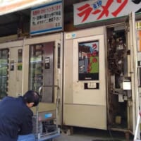 山口県岩国市「観音茶屋」でメンテナンス中のめん類自販機（魚谷祐介さん提供）