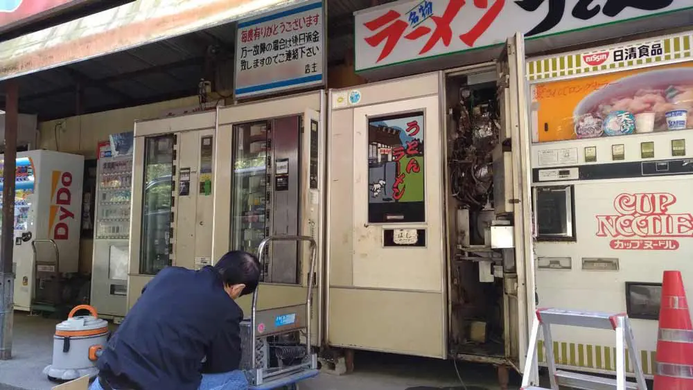 山口県岩国市「観音茶屋」でメンテナンス中のめん類自販機（魚谷祐介さん提供）