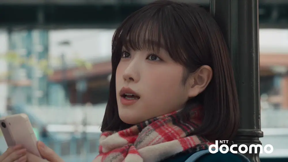 スマホの使いすぎを嘆く女子高生役の高橋ひかるさん