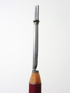 わずか数cmの世界に込めるリアリティ　鉛筆彫刻家・シロイさんの作品に注目