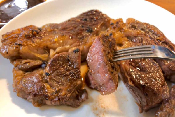ふっくらじゅージーに焼きあがる「アイラップステーキ」（岩谷マテリアル「アイラップ」提供）