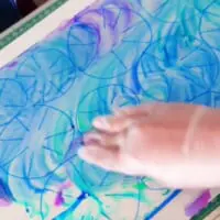 エタノールで溶かし、手で塗り広げている様子