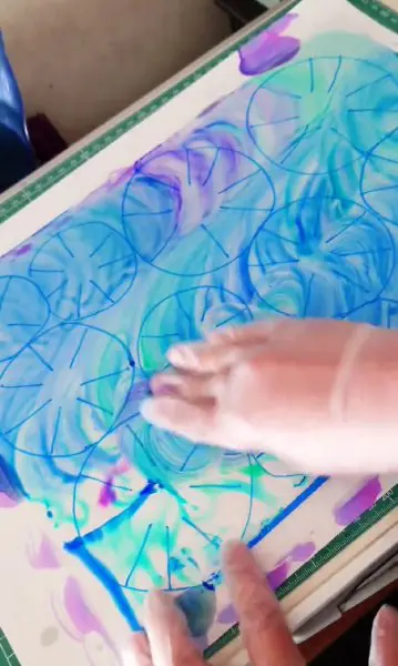 エタノールで溶かし、手で塗り広げている様子