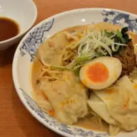 「雲吞入り汁なし担々麺」（税込879円）