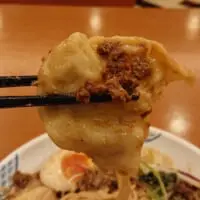 豚雲吞をガブリ