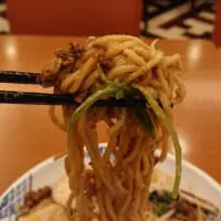 麺も胡麻ソースが絡みつき香りが良く、肉味噌や豚雲呑との相性もバッチリ