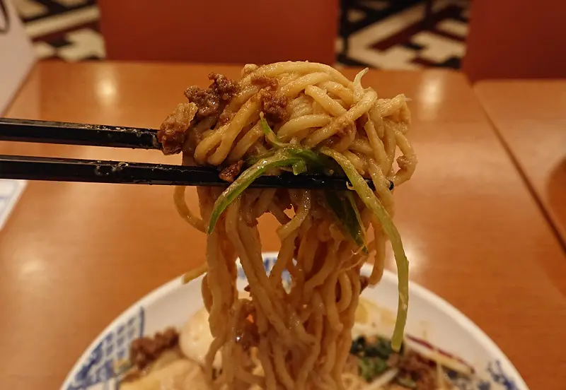 麺も胡麻ソースが絡みつき香りが良く、肉味噌や豚雲呑との相性もバッチリ