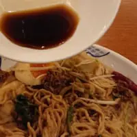 黒酢ソースを加える
