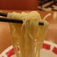 細麺でのどごしがよく、雲呑やスープとの相性も抜群