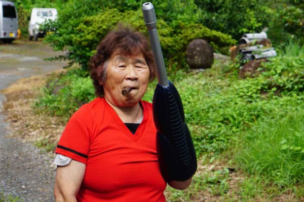 コブラのコスプレが決まっているサチエさん（宮崎県日向市 サバイバルゲームフィールド 喜三郎！さん提供）